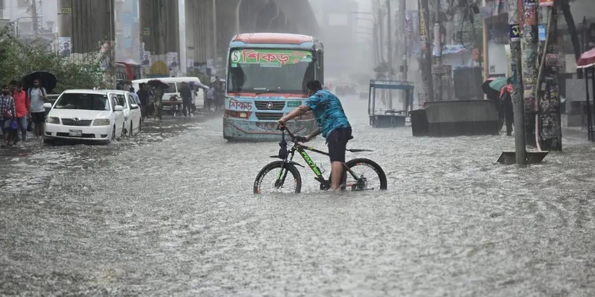 Heavy rain triggers waterlogging across Dhaka