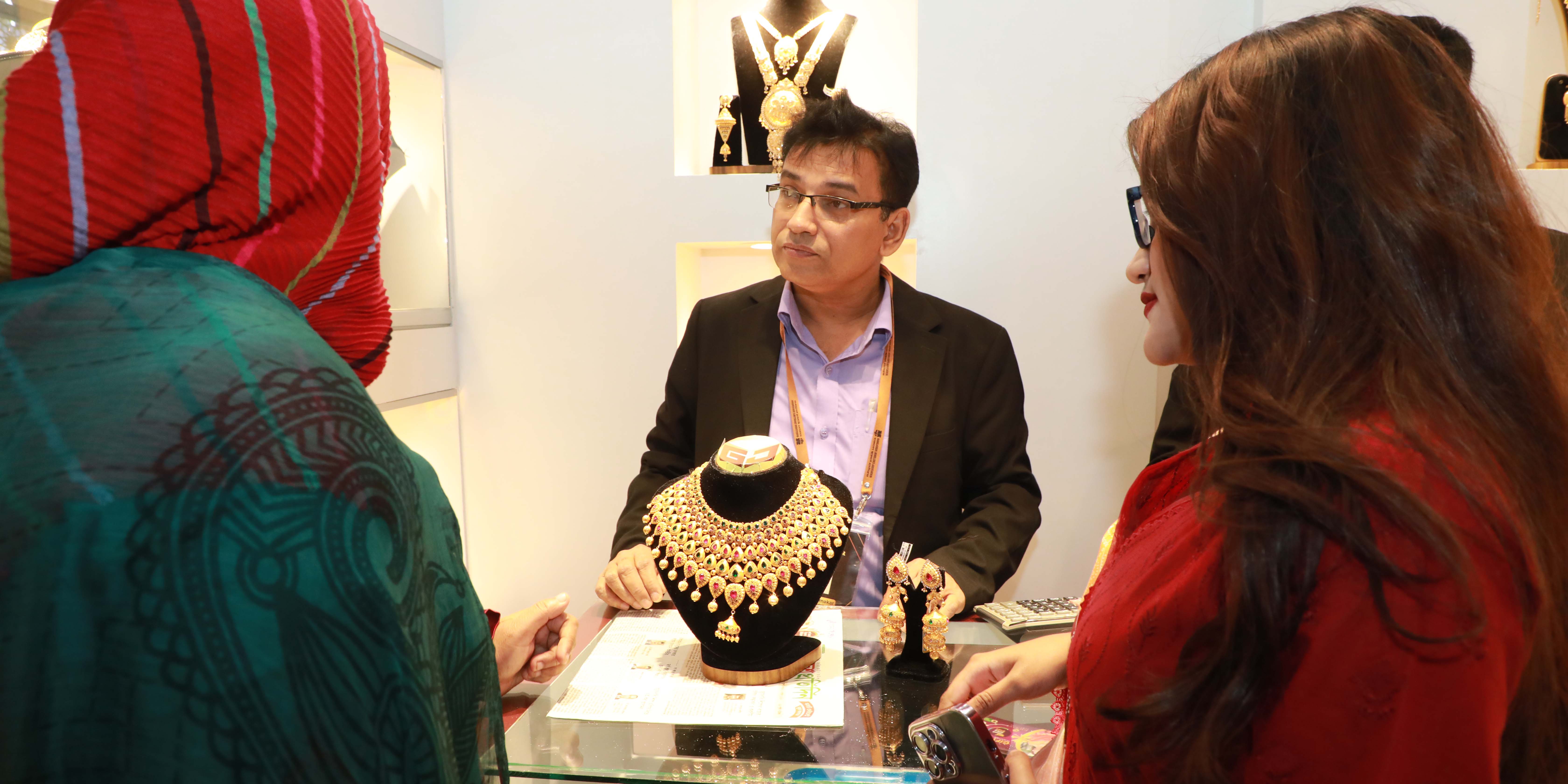 Gold price drops by Tk 2,216 per bhori