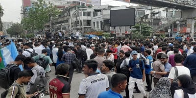 Dhanmondi-New Market paralysed for students' blockade at Science Lab