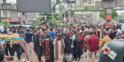 Students heading towards Dhaka Board leaving Science Lab, intercepted by police