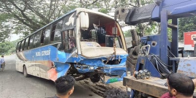 3 killed in bus-ambulance collision in Pabna